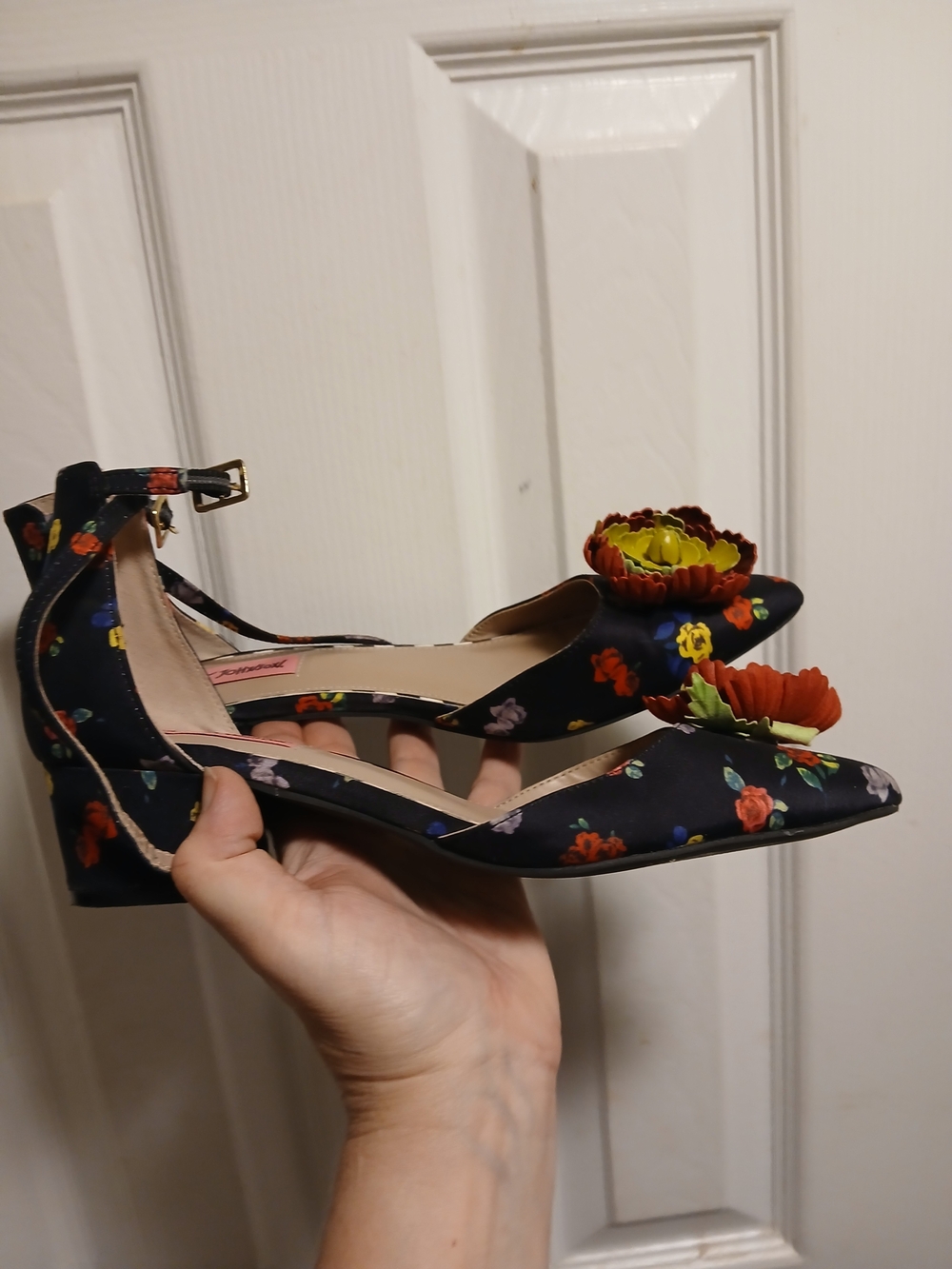 Betsey Johnson Black Floral Pointed-Toe Ankle-Strap Flats Yellow Flower Sz.8M - Picture 3 of 8